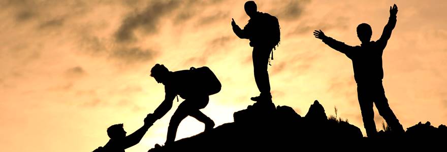 amigos se ajudando em escalada