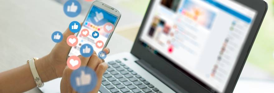 profissional usando as redes sociais no local de trabalho