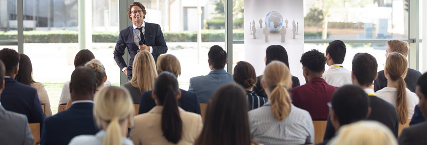 Homem ministrando um curso