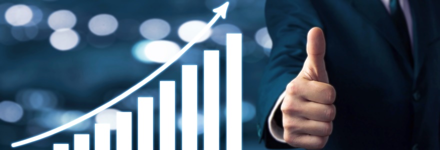 Homem ao lado de um gráfico corporativo de plano de crescimento futuro