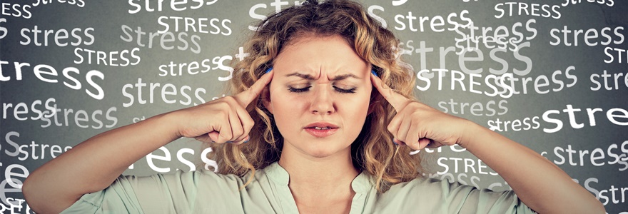 Mulher com estressado com os dedos indicadores sobre as têmporas