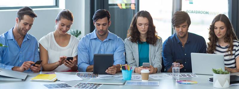 pessoas usando as redes sociais no trabalho
