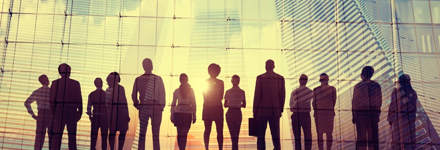 Equipe de funcionários focados na missão da empresa