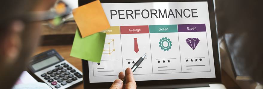 Gestor analisando dados de performance em um computador