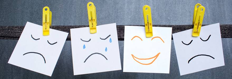 papeis pendurados com o desenho de diferentes emoções