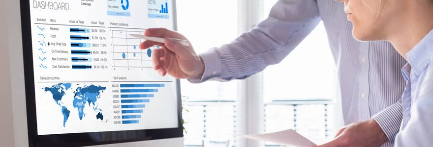 gestores analisando andamento de projetos