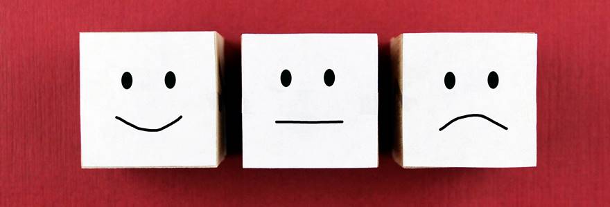 Emoções diferentes desenhadas em cubos de madeira