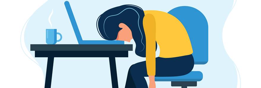 Mulher cansada no escritório