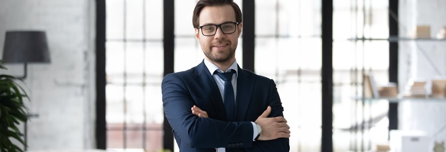 Profissional CEO com braços cruzados