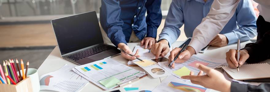 Grupo de pessoas trabalhando juntos em um plano de marketing