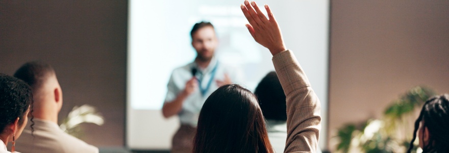Formação em coaching: benefícios que impulsionam a transformação profissional