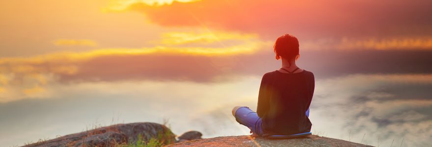 Mulher meditando