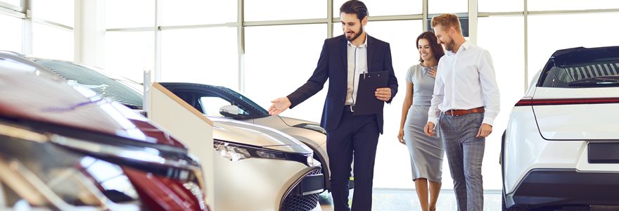 Vendedor e um casal de clientes