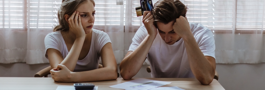 Casal com contas de cartão de crédito