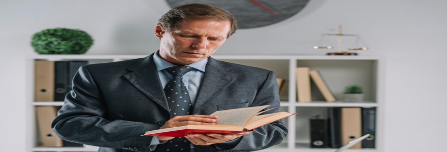 lei-da-autorresponsabilidade Homem lendo sobre a lei da autorresponsabilidade