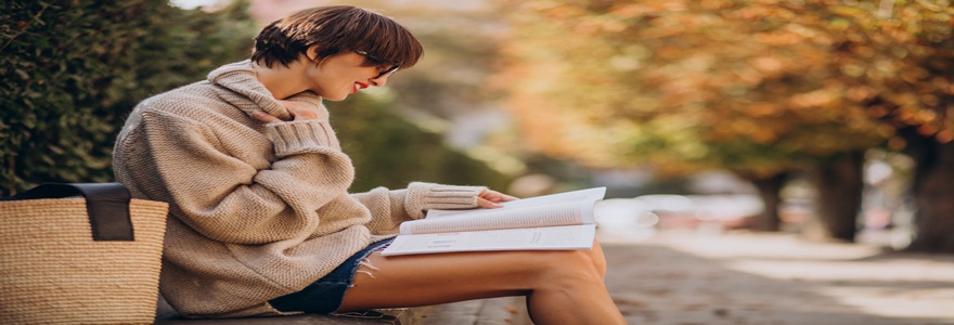 Mulher lendo o livro o poder da ação