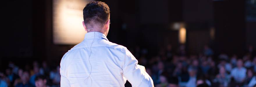 Presenter,Presenting,Presentation,To,Audience.,Defocused,Blurred,Conference,Meeting,People. Palestrantes,