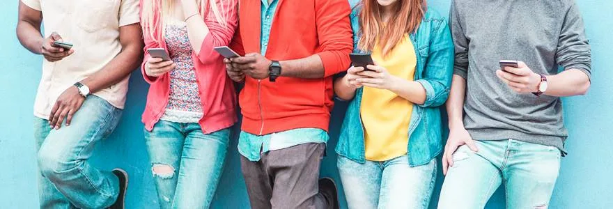 Group,Of,Friends,Watching,Smart,Mobile,Phones,-,Teenagers,Addiction