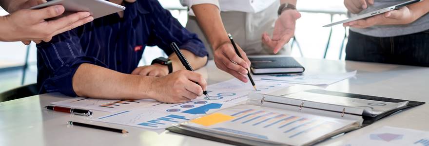 Business,People,Meeting,To,Find,Analytical,Ideas,Pointing,To,The