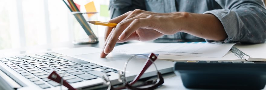 Young,Accountant,Hand,Holding,Smartphone,To,Call,Marketing,Consultants,And