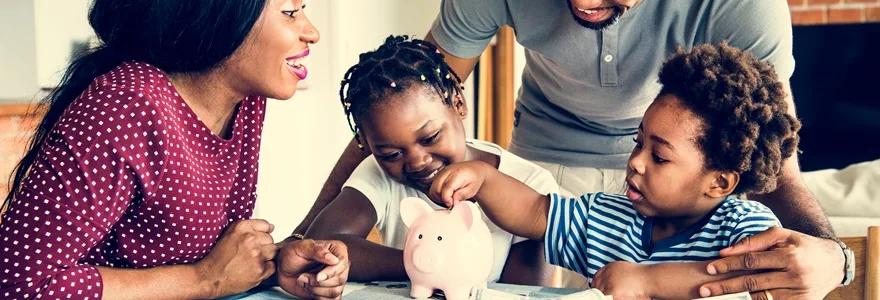 Family,Saving,Money,To,Piggy,Bank