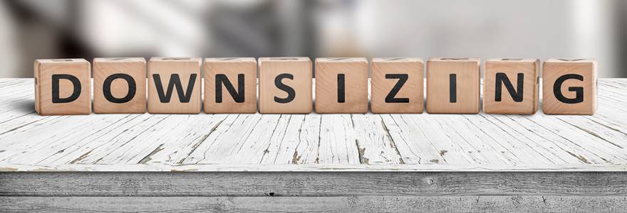 Downsizing,Message,Sign,Made,Of,Wood,On,A,White,Desk